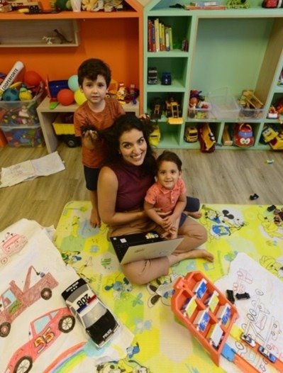 Bruna com os filhos Benjamim e Martin: "É preciso muita habilidade e jogo de cintura" 