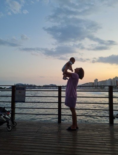 Empresas devem garantir às mães mais tempo para passar com os filhos, fator crucial para que elas se sintam mais protegidas 