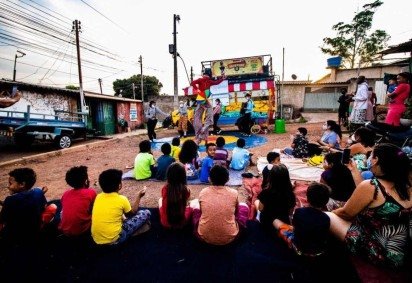 A democratização da arte circense é um dos objetivos da trupe, que oferece oficinas de malabares -  (crédito:  Circo Teatro Artetude/Divulgação)