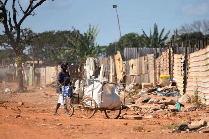  06/05/2022. Crédito: Ed Alves/CB/D.A Press. Brasil. Brasília - DF. Cidades. O DF tem aumento histórico de casos de dengue. Núcleo de Vigilância Ambiental faz vistoria na Estrutural, Chácara Santa Luzia. 
