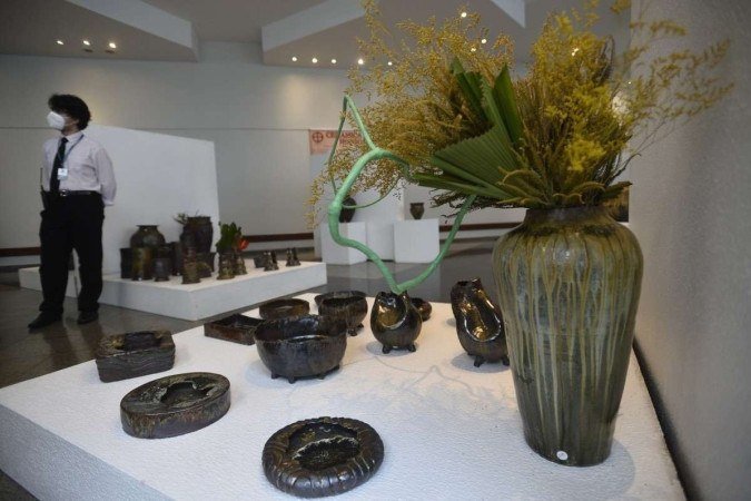 As obras estão disponíveis para compra. Há produtos, como pratos, de R$ 100, e vasos, que chegam a R$ 3 mil - (crédito: Minervino Júnior/CB/D.A.Press) As obras estão disponíveis para compra. Há produtos, como pratos, de R$ 100, e vasos, que chegam a R$ 3 mil - (crédito: Minervino Júnior/CB/D.A.Press)