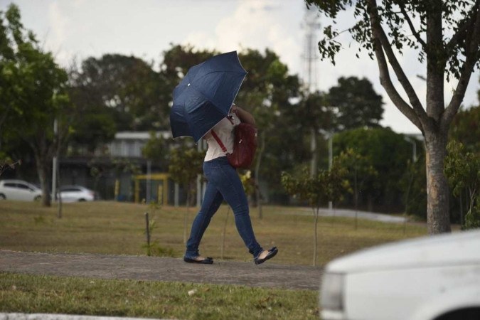 Quem precisou sair de casa na tarde deste domingo (12/6), teve que levar o guarda-chuva. - (crédito: Minervino Júnior/CB/D.A.Press)