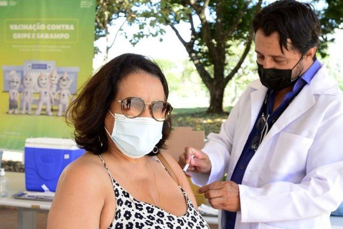  06/05/2022 CrÃ?Â©dito: Marcelo Ferreira/CB/D.A Press. Brasil. Brasilia - DF - VacinaÃ?Â§Ã?Â£o contra a Covid 19. Segunda dose de reforÃ?Â§o para pessoas com 60 anos. Local UBS 2 Asa Norte. VÃ?Â¢nia Duarte.