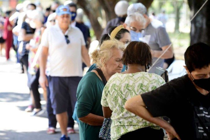  06/05/2022 Crédito: Marcelo Ferreira/CB/D.A Press. Brasil. Brasilia - DF - Vacinação contra a Covid 19. Segunda dose de reforço para pessoas com 60 anos. Local UBS 2 Asa Norte. 