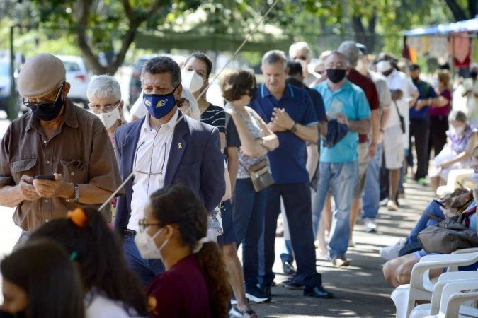  06/05/2022 Crédito: Marcelo Ferreira/CB/D.A Press. Brasil. Brasilia - DF - Vacinação contra a Covid 19. Segunda dose de reforço para pessoas com 60 anos. Local UBS 2 Asa Norte. 