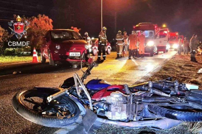 Motociclista teria caído antes de bater de frente com um carro. Ele não resistiu e morreu no local - (crédito: Divulgação/CBMDF) Motociclista teria caído antes de bater de frente com um carro. Ele não resistiu e morreu no local - (crédito: Divulgação/CBMDF)