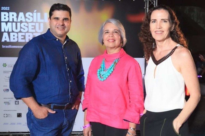 Wendel Queiroz e Larissa (Brasal) com a secretária de Educação, Hélvia Paranaguá