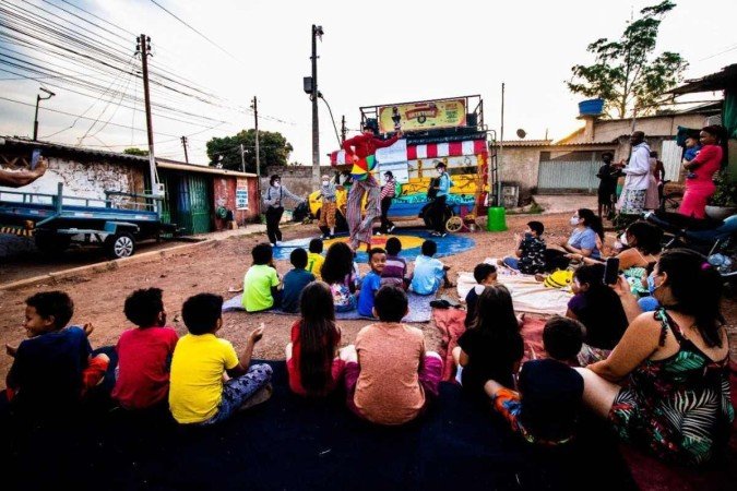 A democratização da arte circense é um dos objetivos da trupe, que oferece oficinas de malabares - (crédito: Circo Teatro Artetude/Divulgação) A democratização da arte circense é um dos objetivos da trupe, que oferece oficinas de malabares - (crédito: Circo Teatro Artetude/Divulgação)