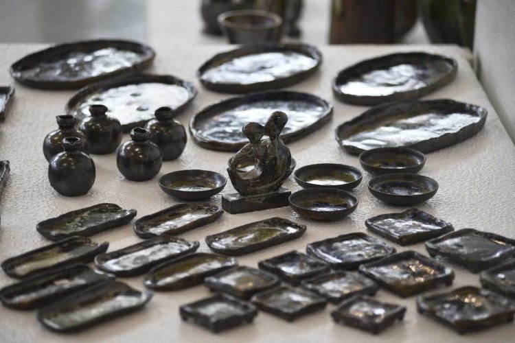 As peças ganham as cores e os desenhos durante o processo de fabricação, sempre diferente uma da outra