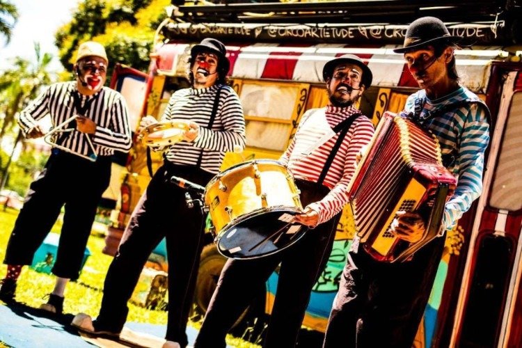 Brincadeiras, reflexões e muita música estão nas apresentações