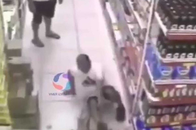 Câmeras flagram homem que finge cair em supermercados para pedir indenização