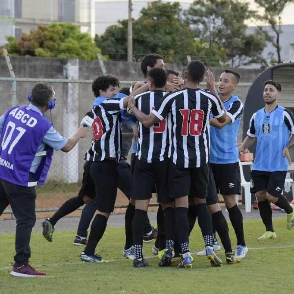 Jogador De Futebol Profissional Em Ação No Estádio Com Lanternas E