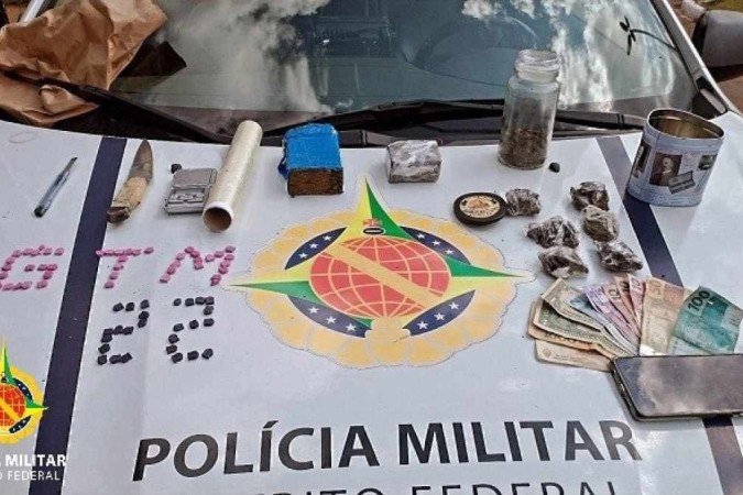 Vários objetos e materiais relacionados ao tráfico foram encontrados em Taguatinga Norte - (crédito: CS Polícia Militar/ Divulgação) Vários objetos e materiais relacionados ao tráfico foram encontrados em Taguatinga Norte - (crédito: CS Polícia Militar/ Divulgação)