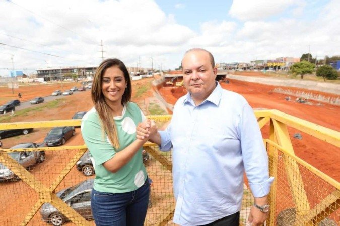 Governador Ibaneis Rocha e a deputada Flavia Arruda visitam obra do viaduto do Recanto das Emas