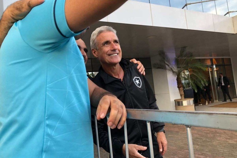 Técnico do Botafogo, Luís Castro tira foto com os torcedores em Brasília 