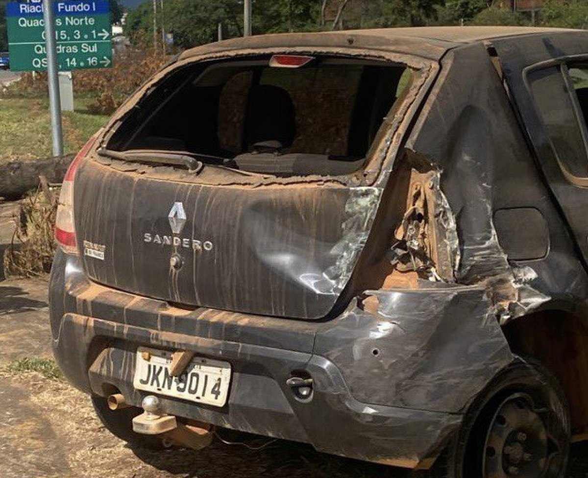 Van escolar bate em veículo de passeio, no Riacho Fundo I