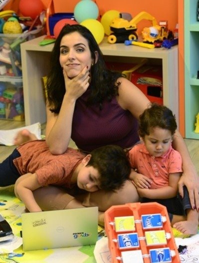 Dificuldades de mães em conciliar a maternidade com demais atividades da vida pessoal. Na Foto Bruna Souza Moreira com os filhos Benjamim ( menor ) e Martin.