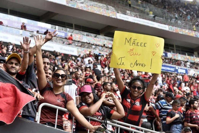 Os organizadores do jogo passaram a aceitar desconto de 50% a partir da doação de alimento não-perecível - (crédito: Minervino Júnior/CB/D.A.Press) Os organizadores do jogo passaram a aceitar desconto de 50% a partir da doação de alimento não-perecível - (crédito: Minervino Júnior/CB/D.A.Press)