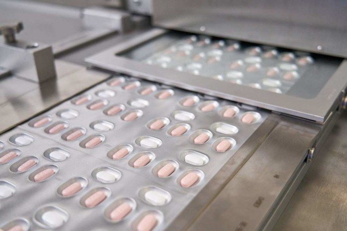 Pilulas do Paxlovid, em fábrica da Alemanha: medicamento é indicado para idosos com casos leves da doença - (crédito: AFP) Pilulas do Paxlovid, em fábrica da Alemanha: medicamento é indicado para idosos com casos leves da doença - (crédito: AFP)