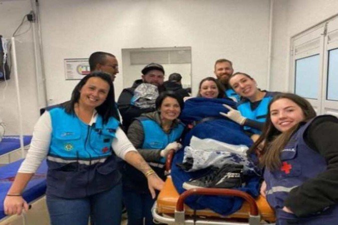 Joice com a equipe que fez o parto no estádio Couto Pereira, em Curitiba - (crédito: Reprodução/Instagram) Joice com a equipe que fez o parto no estádio Couto Pereira, em Curitiba - (crédito: Reprodução/Instagram)