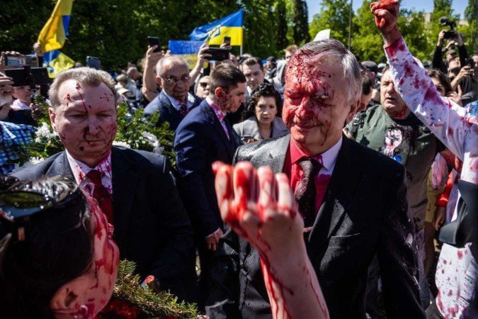 O embaixador russo na Polônia, Serguei Andreev, foi atingido por um líquido vermelho, jogado por ativistas pró-ucranianos - (crédito: Wojtek RADWANSKI / AFP) O embaixador russo na Polônia, Serguei Andreev, foi atingido por um líquido vermelho, jogado por ativistas pró-ucranianos - (crédito: Wojtek RADWANSKI / AFP)