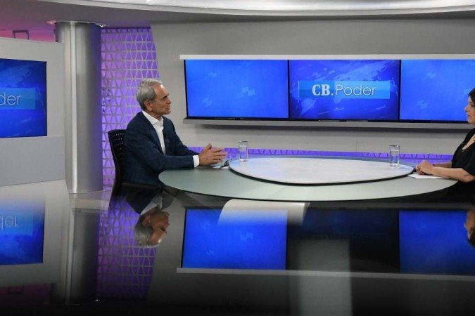  09/05/2022. Crédito: Ed Alves/CB/D.A Press. Brasil. Brasília - DF. Cidades. CB Poder recebe o empresário e presidente do PSD/DF, Paulo Octávio. Na bancada, a jornalista Ana Maria Campos. 