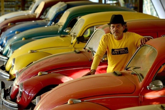 O colecionar Henrique Costa possui 38 automóveis, sendo o Fusca seu modelo preferido

