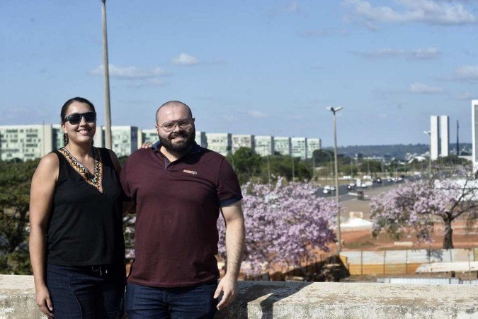  Lainara Araújo e Hugo Pereira são de Belo Horizonte (MG) e se encantaram com as flores rosa das "barrigudas" no centro do Plano Piloto
