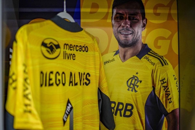 Read going to decide Consume Camisa 1 no cabide: Diego Alves vive período sem chances no Flamengo