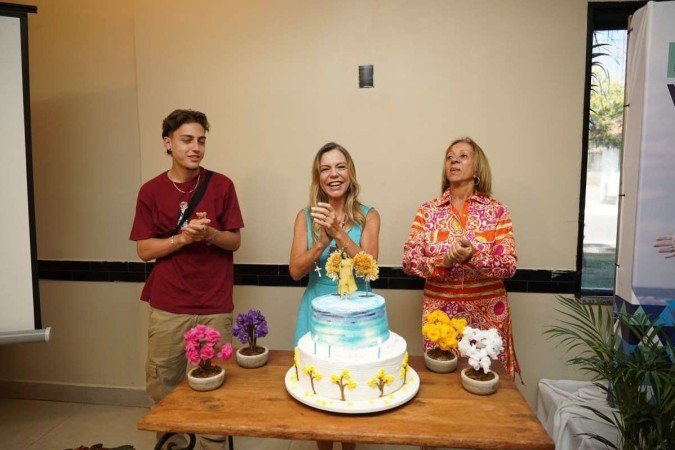 O filho Diogo; a aniversariante, Vanessa Mendonça;  e a tia Sueli