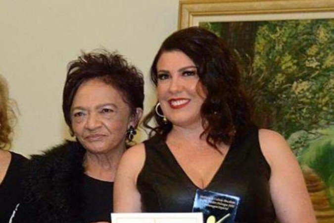 Guida Carvalho entrega o troféu para Crisiane Batti - Trofeu Mulher Destaque 2022