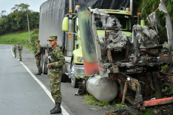 Um caminhão queimado durante toque de recolher na Colômbia -  (crédito: Getty Images)