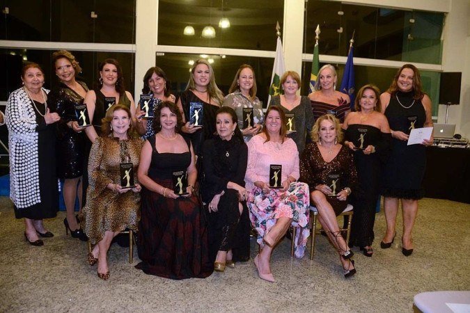 A presidente do ICB, Carmen Minuzzi (C) e as agraciadas 