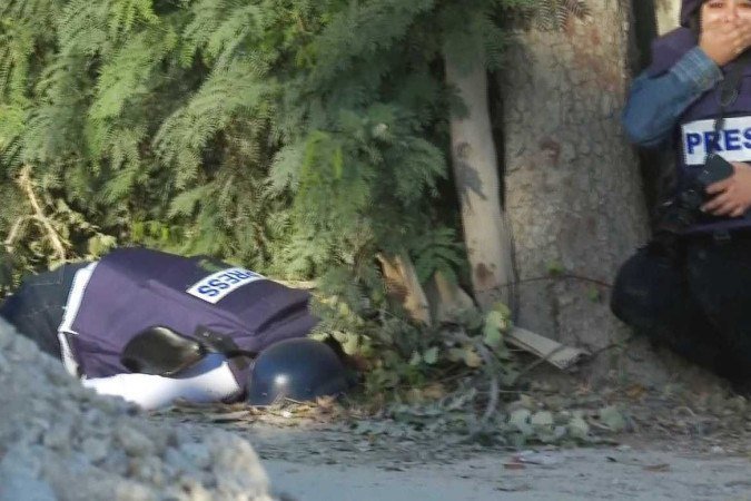 Imagem de câmera mostra a jornalista Shatha Hanaysha em desespero ao ver Shireen ser assassinada