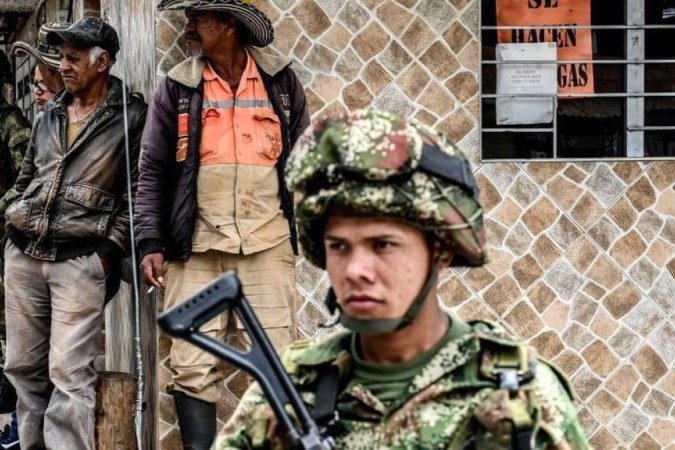 O exército está nas ruas de algumas cidades colombianas após o toque de recolher - (crédito: Getty Images) O exército está nas ruas de algumas cidades colombianas após o toque de recolher - (crédito: Getty Images)