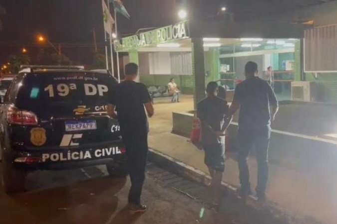 Homem vendia drogas em frente a uma escola em Ceilândia - (crédito: Divulgação/PCDF) Homem vendia drogas em frente a uma escola em Ceilândia - (crédito: Divulgação/PCDF)