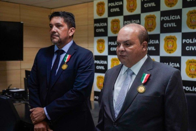 Ibaneis recebe Medalha do Mérito Policial Civil Presidente Juscelino Kubitschek junto do delegado-geral da PCDF, Robson Cândido - (crédito: Renato Alves/Agência Brasília) Ibaneis recebe Medalha do Mérito Policial Civil Presidente Juscelino Kubitschek junto do delegado-geral da PCDF, Robson Cândido - (crédito: Renato Alves/Agência Brasília)