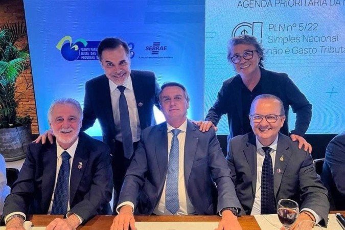  Crédito: Divulgação. Capital S/A. José Augusto Nascimento, presidente da Associação Brasileira de Salões de Beleza, Carlos Melles, o presidente da República Jair Bolsonaro e o  presidente da ABSB regional de Brasília, Hélio Diff 