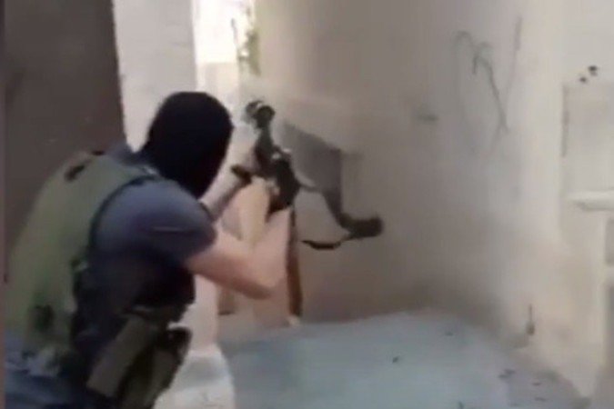 Em vídeo, militante palestino dispara contra soldados e acerta repórter, segundo o governo israelense