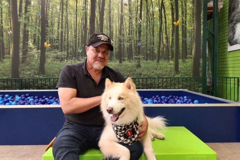 Walter Isaac e Thor costumam frequentar hospitais para dar suporte emocional para crianças doentes