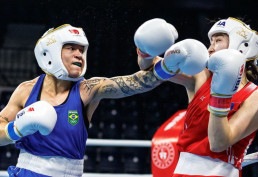 Atual campeã, Bia Ferreira estreia com nocaute no Mundial de Boxe