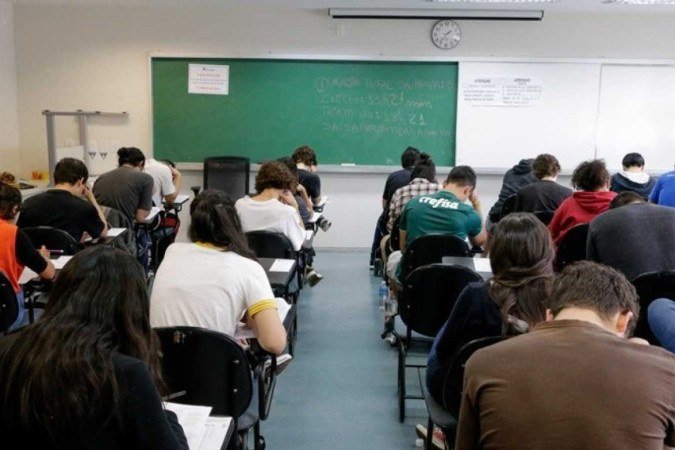 A concurseira foi detida pela Polícia Civil do estado depois de os fiscais da prova desconfiarem dela. - (crédito: Reprodução) A concurseira foi detida pela Polícia Civil do estado depois de os fiscais da prova desconfiarem dela. - (crédito: Reprodução)