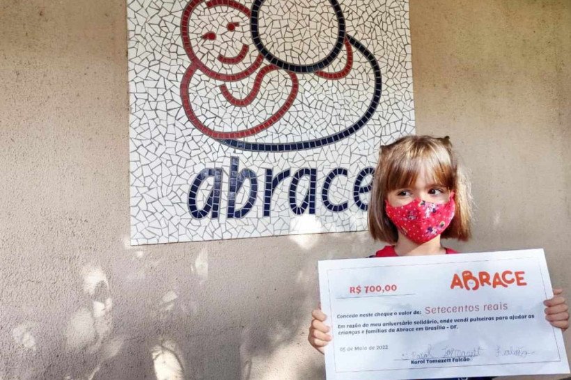 Menina arrecada R$700 em ação de aniversário e doa para crianças com câncer