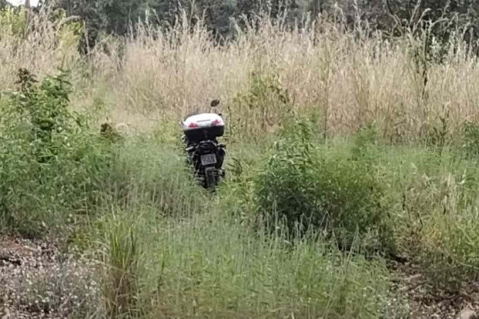 Corpo do policial que matou pai e filho foi encontrado ao lado da moto utilizada no dia do crime.