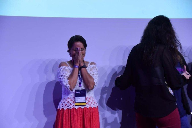 A profesora do CED 16, Celiana Mota, no momento do anúncio da premiação