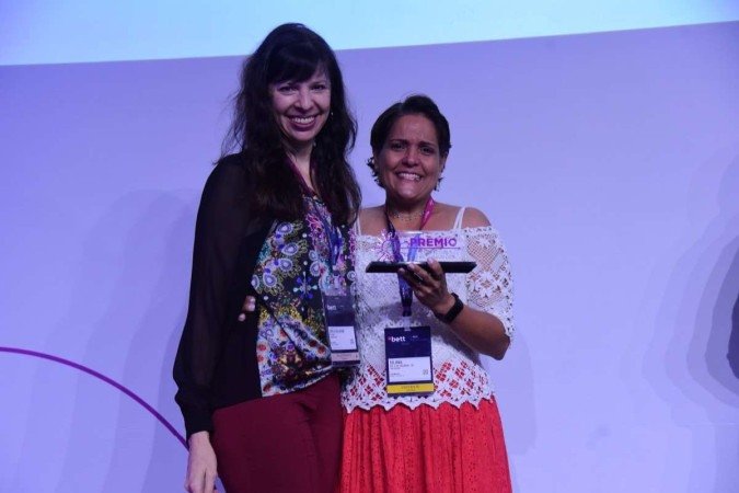 Celiana Mota (D) durante anúncio da premiação, em São Paulo