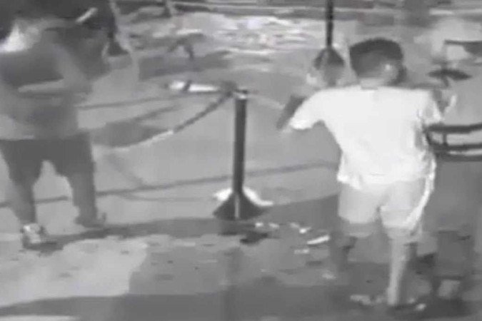 Homem é preso após tentar esfaquear segurança de boate no Guará - (crédito: Divulgação/PMDF) Homem é preso após tentar esfaquear segurança de boate no Guará - (crédito: Divulgação/PMDF)