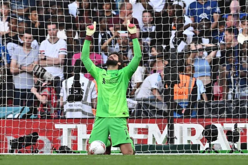 Dois brasileiros disputam título da Fifa de melhor goleiro do mundo – O  Presente