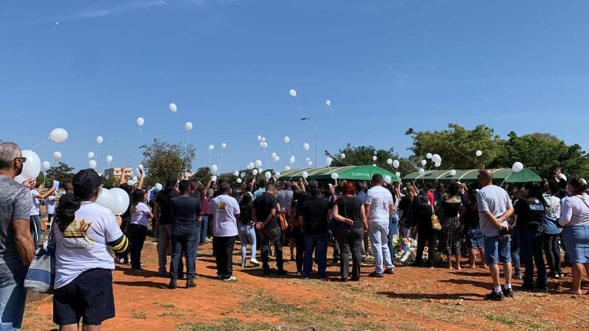 Pai e filho mortos em Taguatinga são enterrados sob clima de emoção e revolta