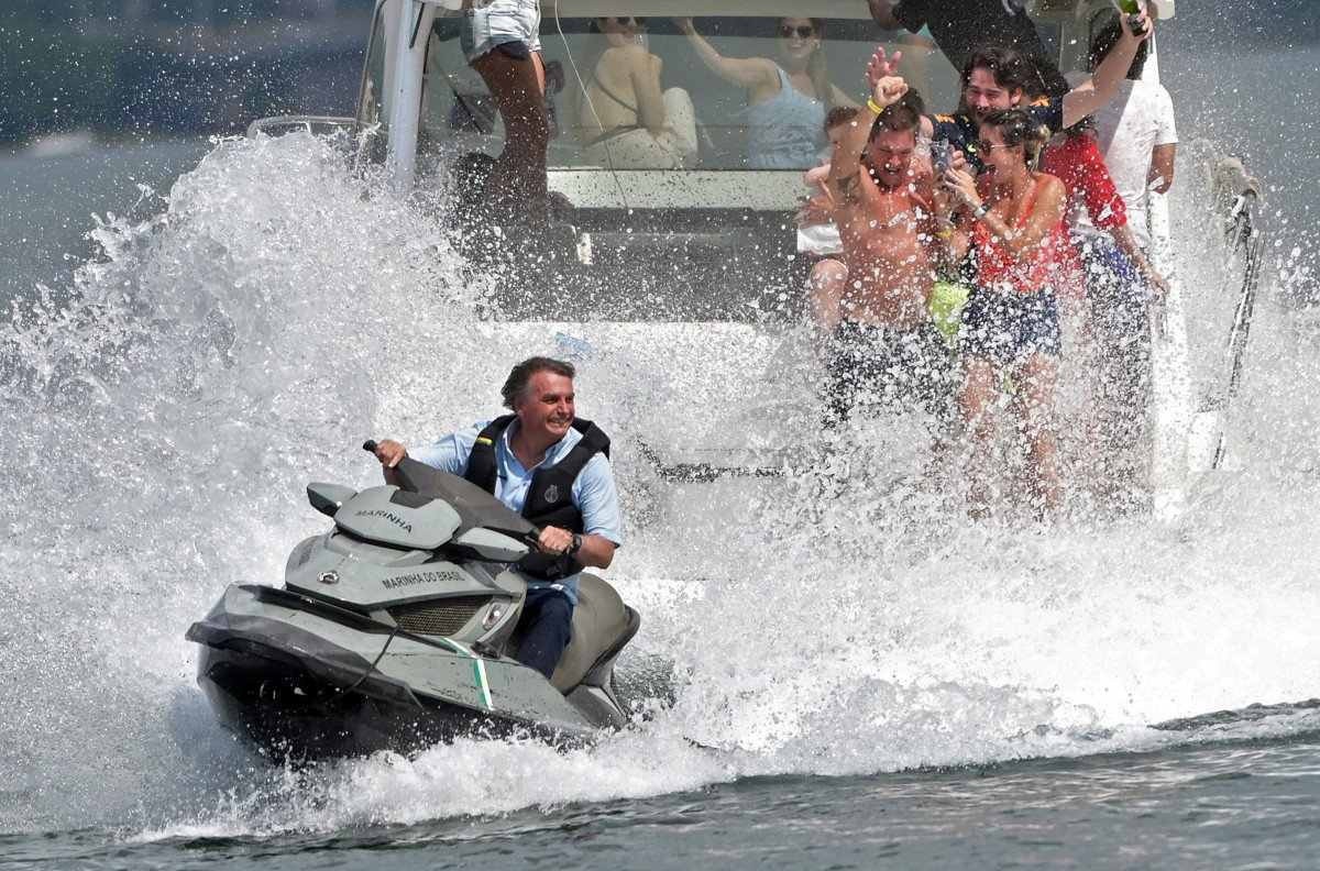 De jet-ski, Bolsonaro vai a ‘lanchaciata’ e defende ato de 7 de setembro 